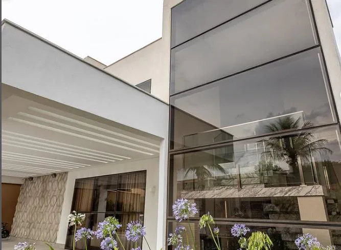 Fachada de vidro com vitrine