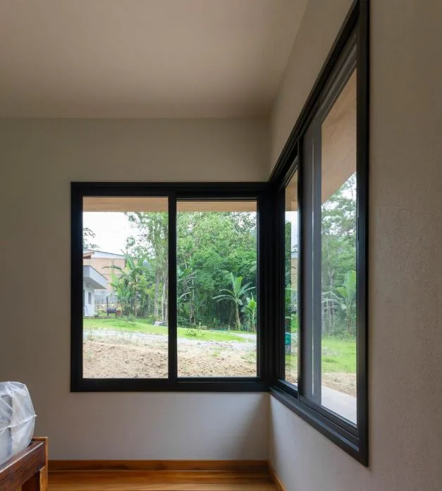 Janelas de vidro sob medida com vista para o vale da Serra Gaúcha, instaladas pela Caxias do Sul Vidros